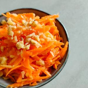 Mein Lieblings-Karottensalat: Frisch, knackig & fruchtig!