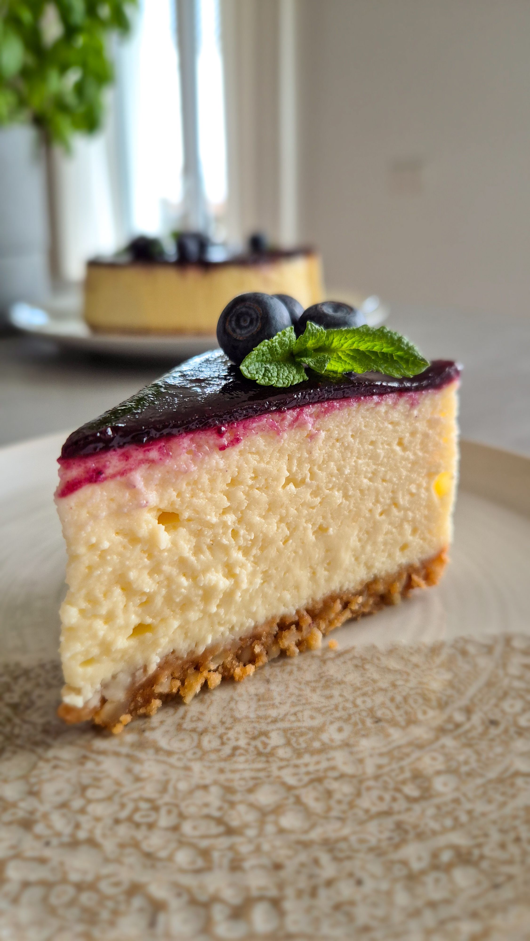Cremiger Cheesecake mit Mandelboden & Heidelbeerspiegel 