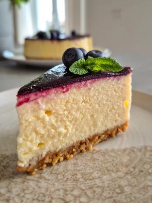 Cremiger Cheesecake mit Mandelboden & Heidelbeerspiegel