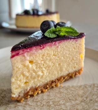 Cremiger Cheesecake mit Mandelboden & Heidelbeerspiegel