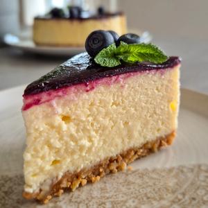 Cremiger Cheesecake mit Mandelboden & Heidelbeerspiegel