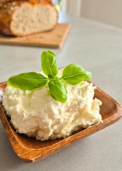 Cremiger Knoblauch-Feta-Aufstrich - Bild 3