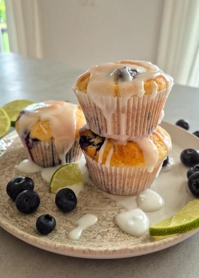 Saftige Zitronen-Heidelbeer-Muffins mit Joghurt auf einem Teller serviert.