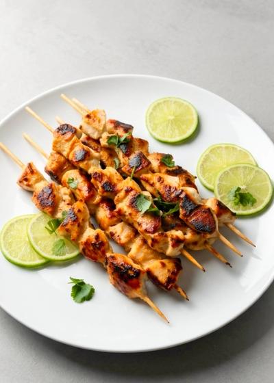 Hähnchenspieße mit einer Honig-Limettenmarinade zum Grillen oder für die Pfanne.