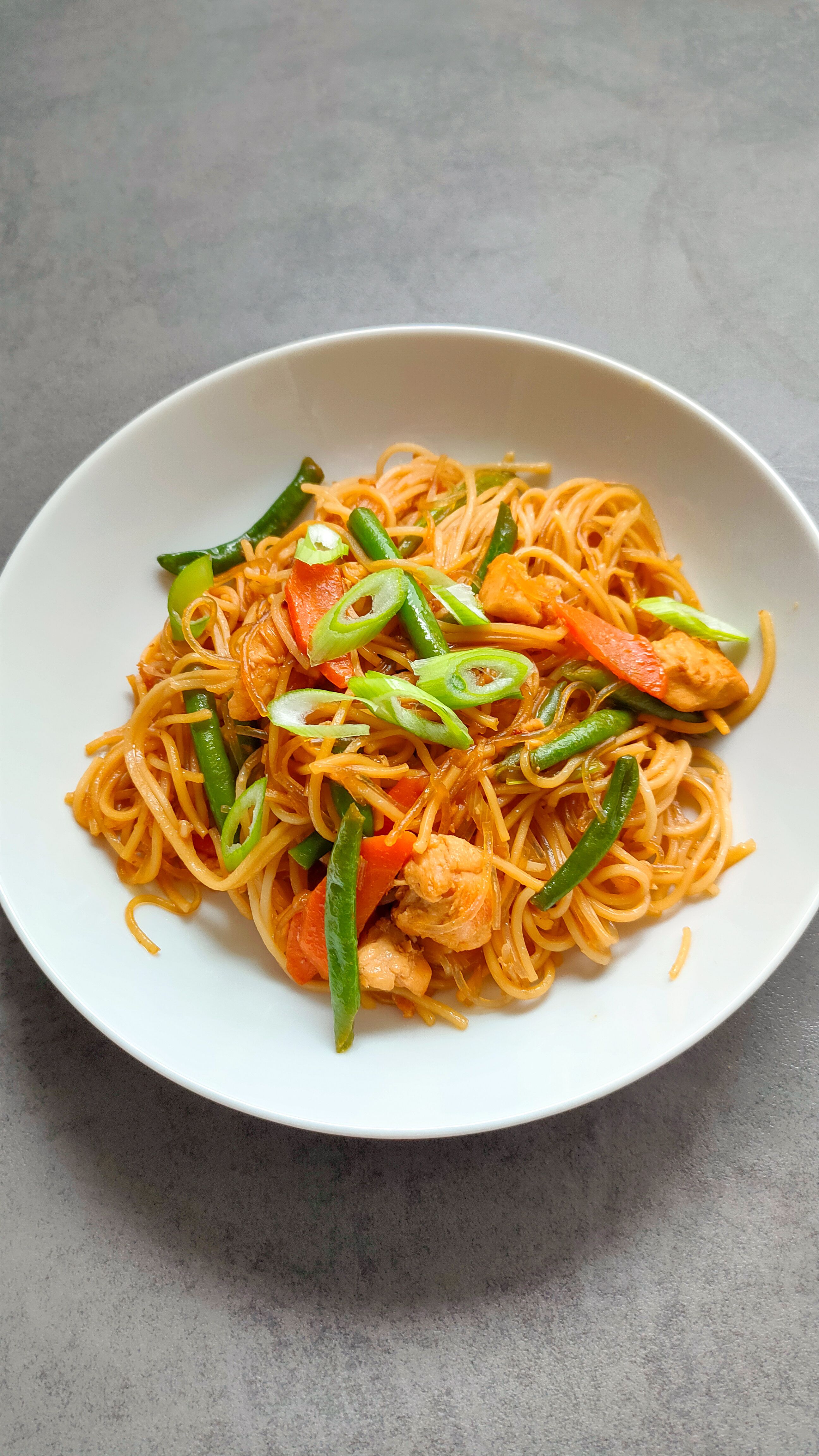 Philippinisches Pancit Bihon auf einem Teller.