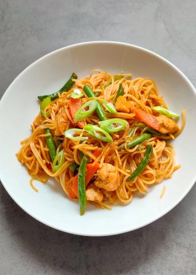 Philippinisches Pancit Bihon auf einem Teller.