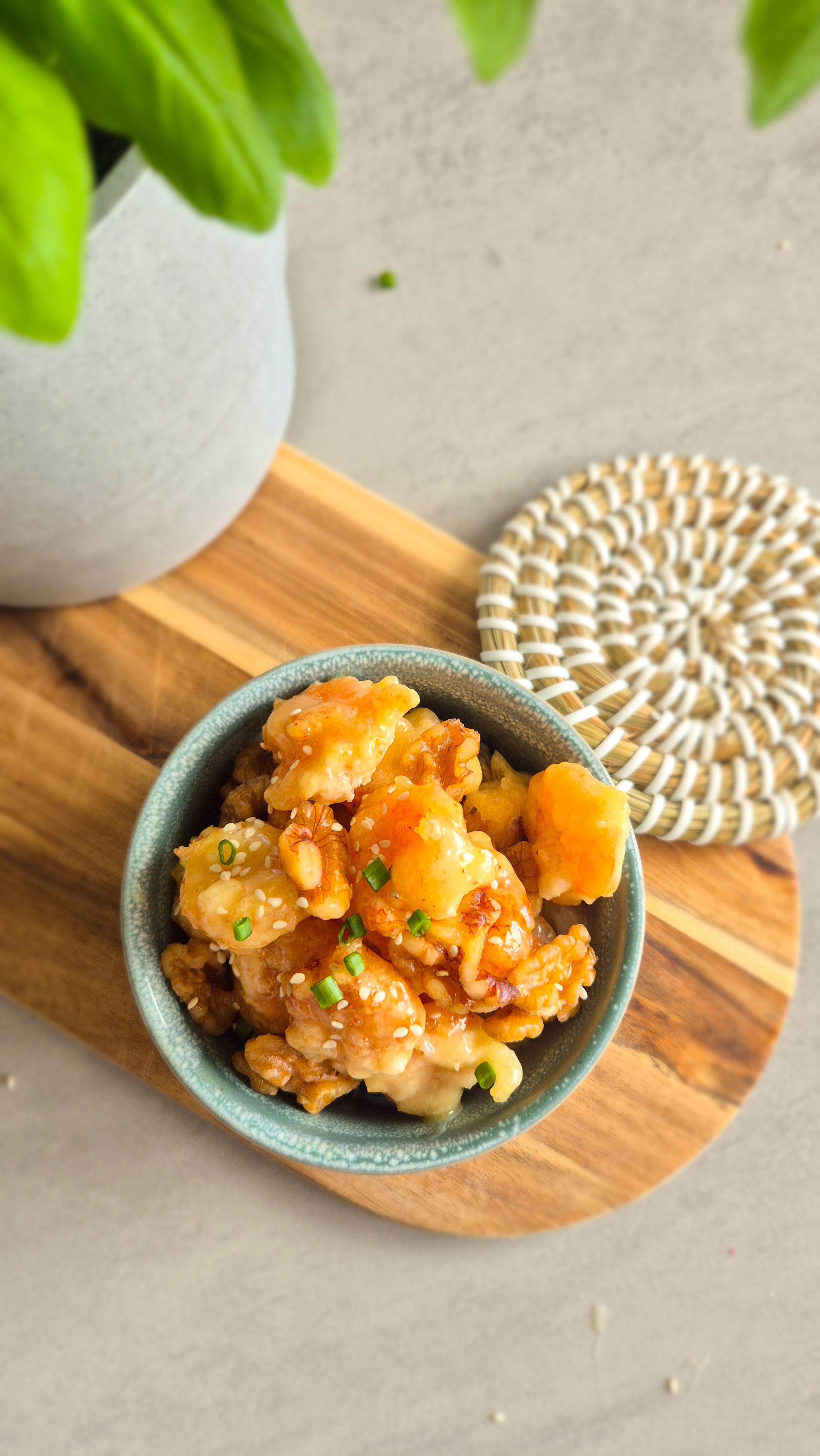 Garnelen mit Walnüssen in einem knusprigen Honig-Mantel