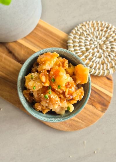 Garnelen mit Walnüssen in einem knusprigen Honig-Mantel