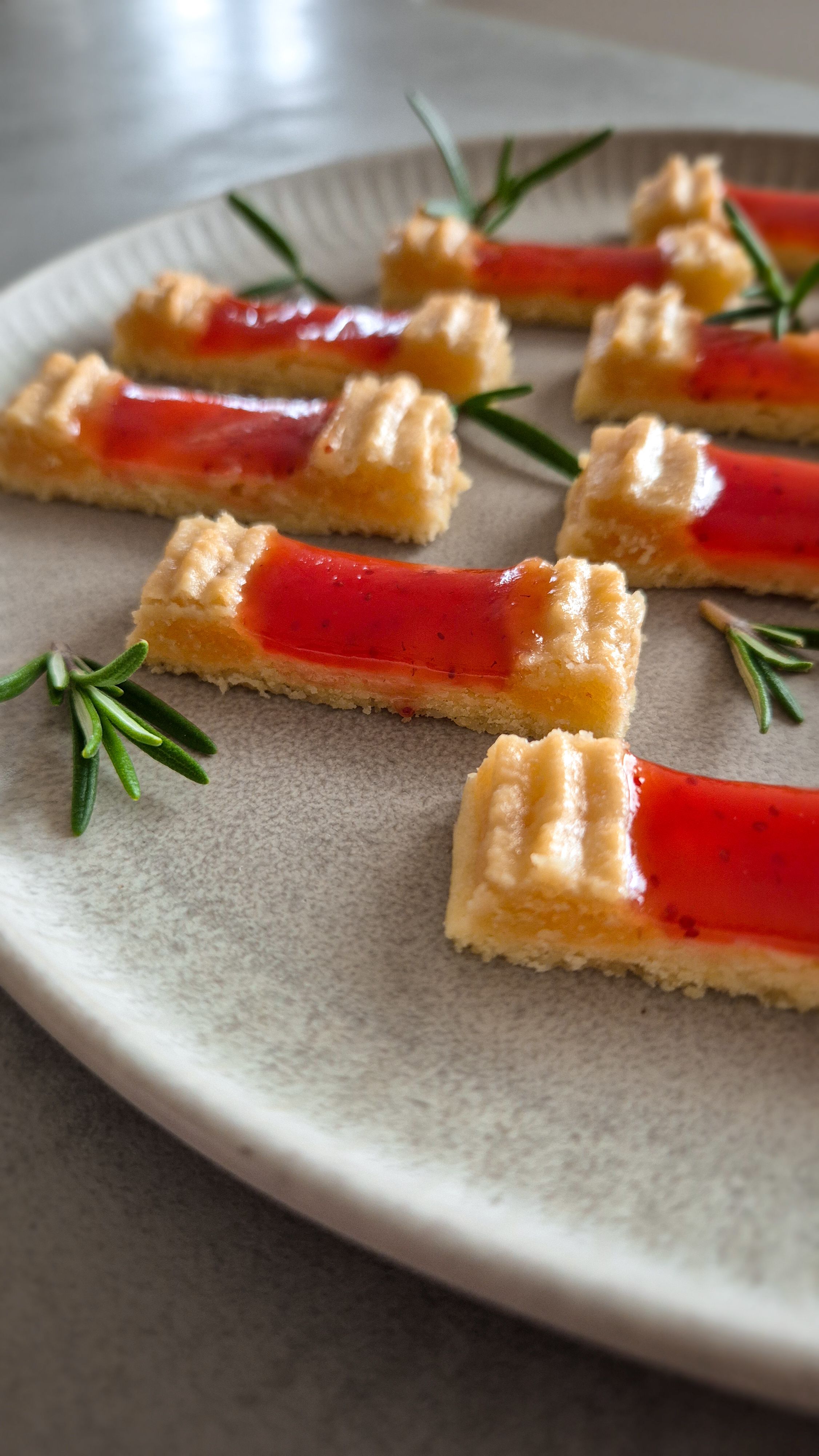 Eisenbahner Plätzchen – zarte Marzipanplätzchen mit fruchtiger Marmelade - Bild 4