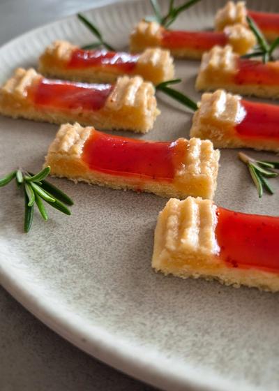 Eisenbahner Plätzchen – zarte Marzipanplätzchen mit fruchtiger Marmelade - Bild 4