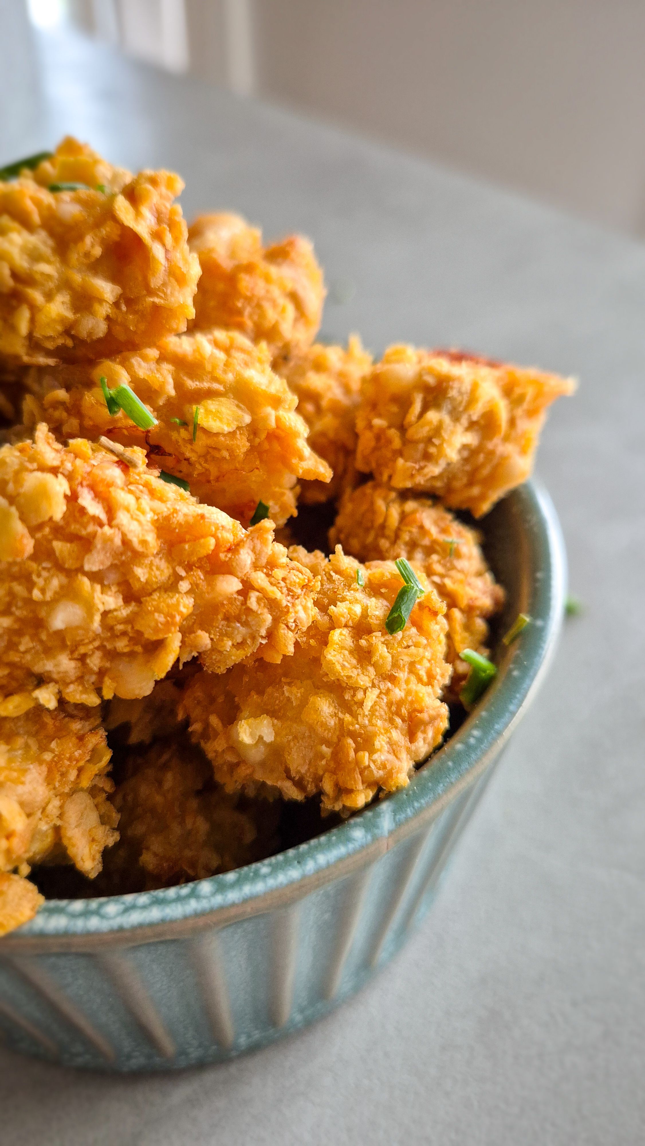 Knusprige Parmesan Chicken Bites aus dem Ofen in einer Schale mit würzigem Raising Cane's Dip.
