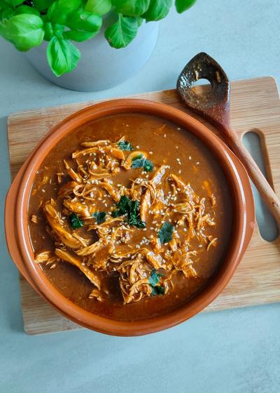 Mole Poblano von Doña Maria in einer Cazuela serviert.