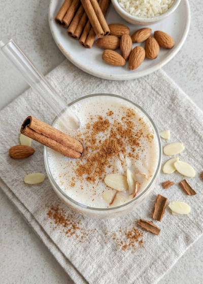 Ein Glas kalte Horchata mit Reis und Zimt.