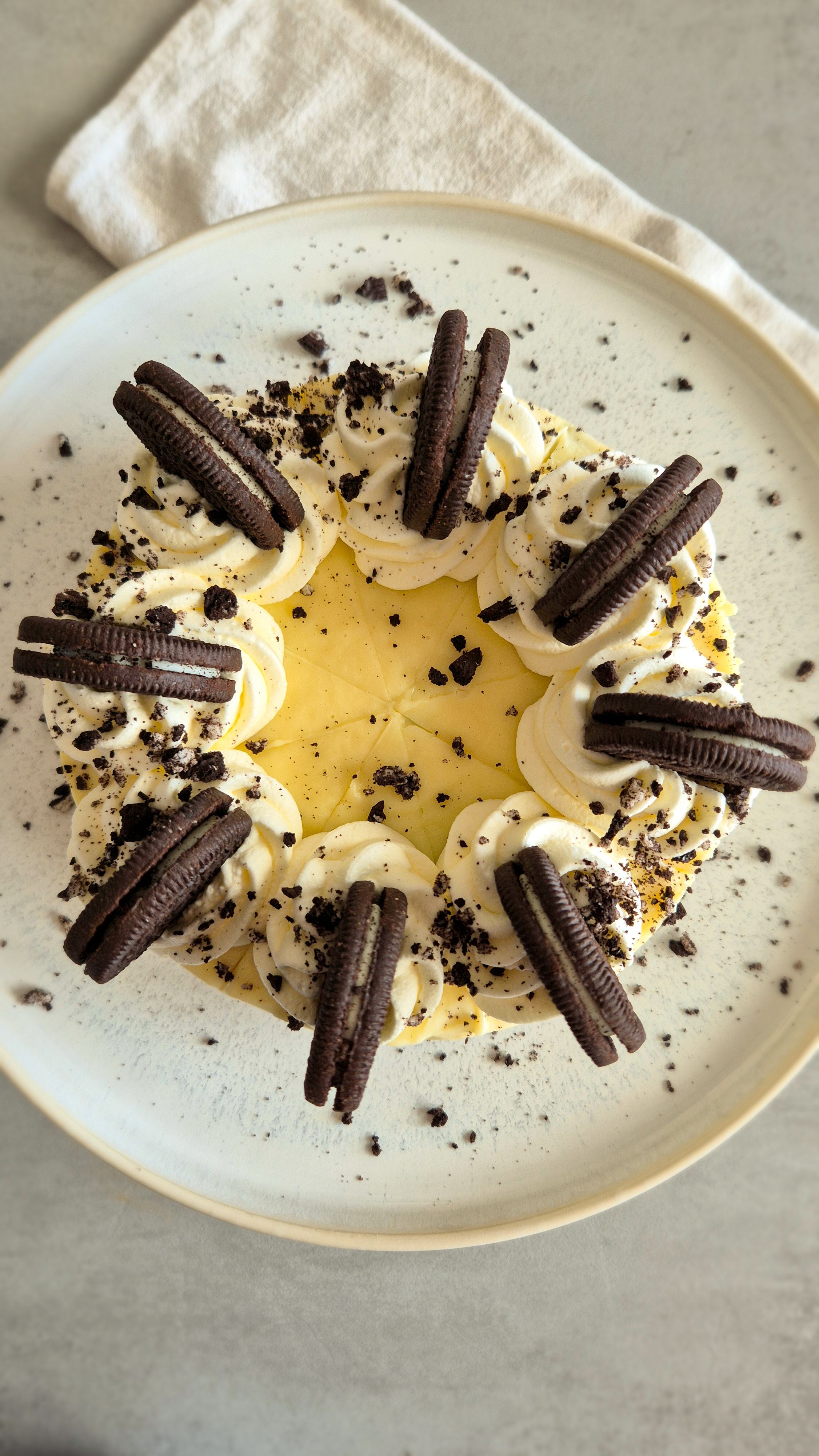 Selbstgemachter unglaublich cremiger Oreo-Cheesecake mit weißer Ganache wie aus den USA.