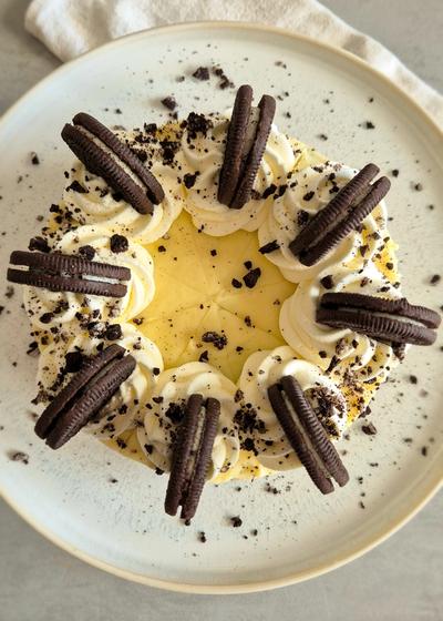 Selbstgemachter unglaublich cremiger Oreo-Cheesecake mit weißer Ganache wie aus den USA.