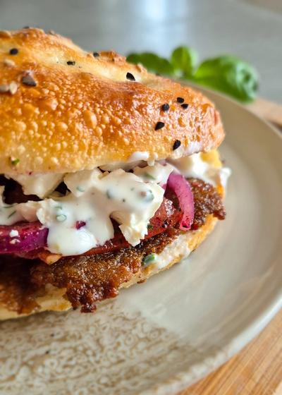 Viraler Backpapier-Döner aus dem Ofen mit Fladenbrot auf einem Teller.