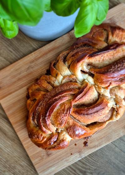 Fluffiger Cinnamon Roll Hefezopf mit goldbrauner Kruste, Zimtfüllung