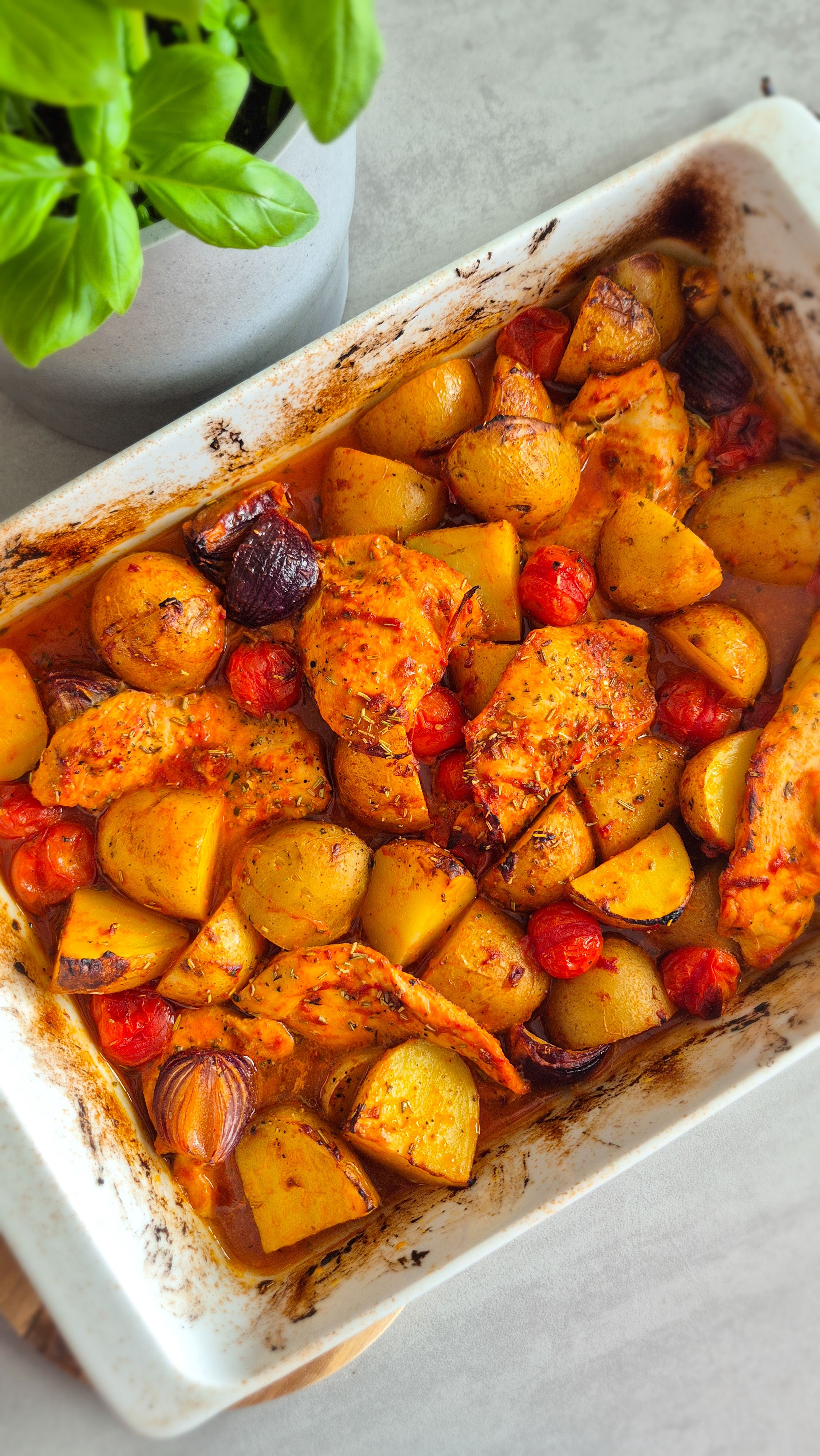 Mediterranes Ofenhähnchen mit Kartoffeln und Tomaten vom Blech.