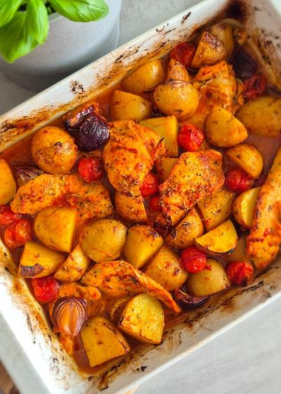 Mediterranes Ofenhähnchen mit Kartoffeln und Tomaten vom Blech.