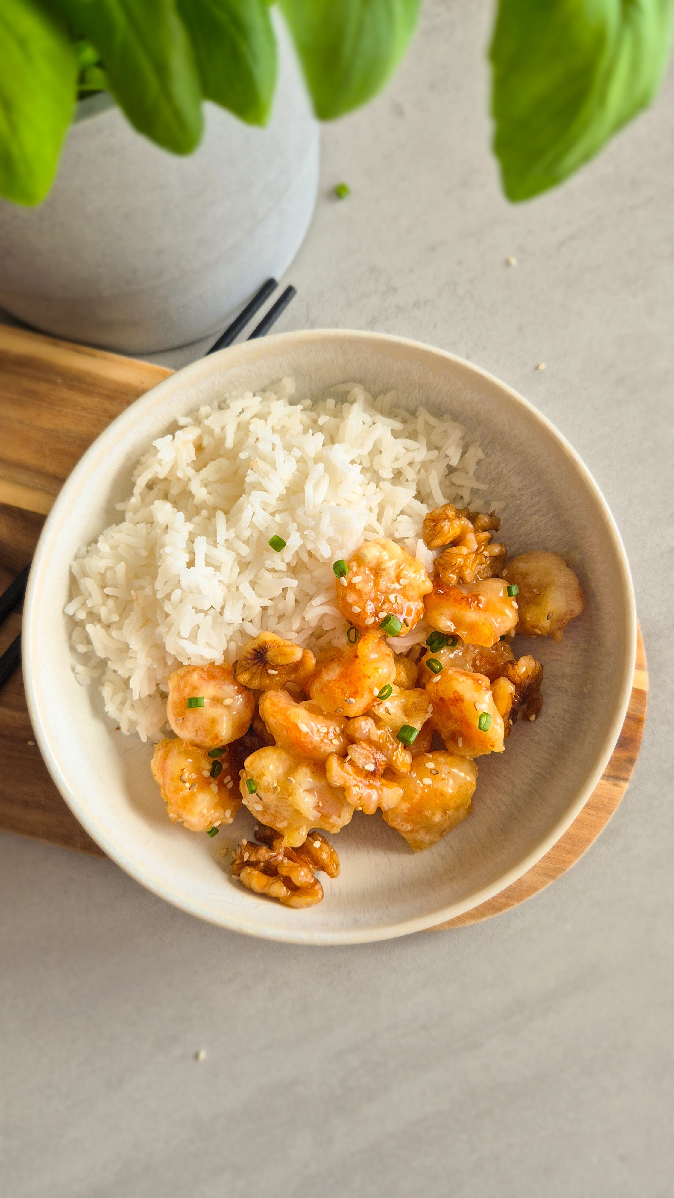 Garnelen mit Walnüssen in einem knusprigen Honig-Mantel zu Reis serviert.