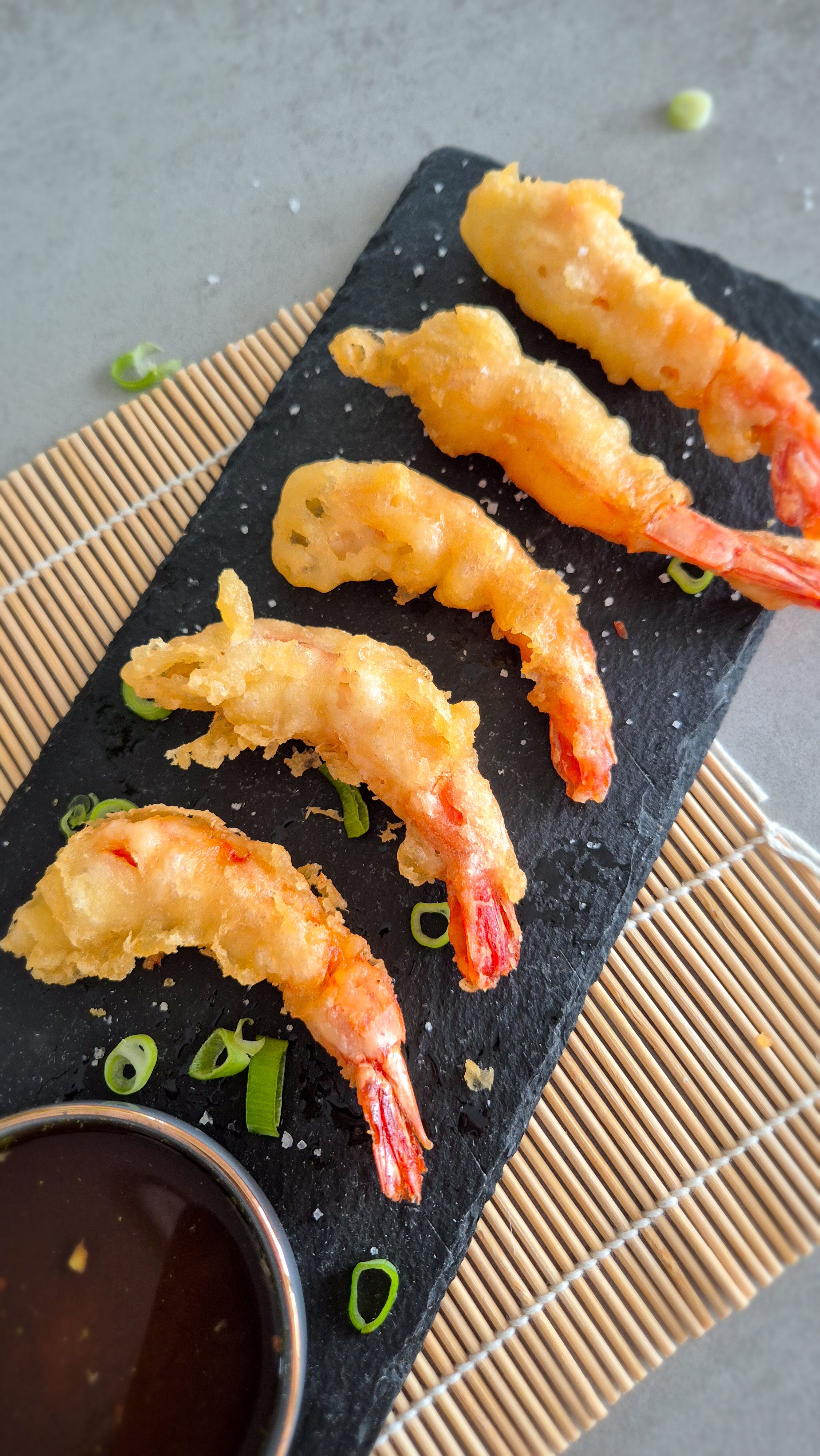 Knusprige Ebi Tempura auf einer Schieferplatte serviert.