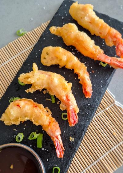 Knusprige Ebi Tempura auf einer Schieferplatte serviert.
