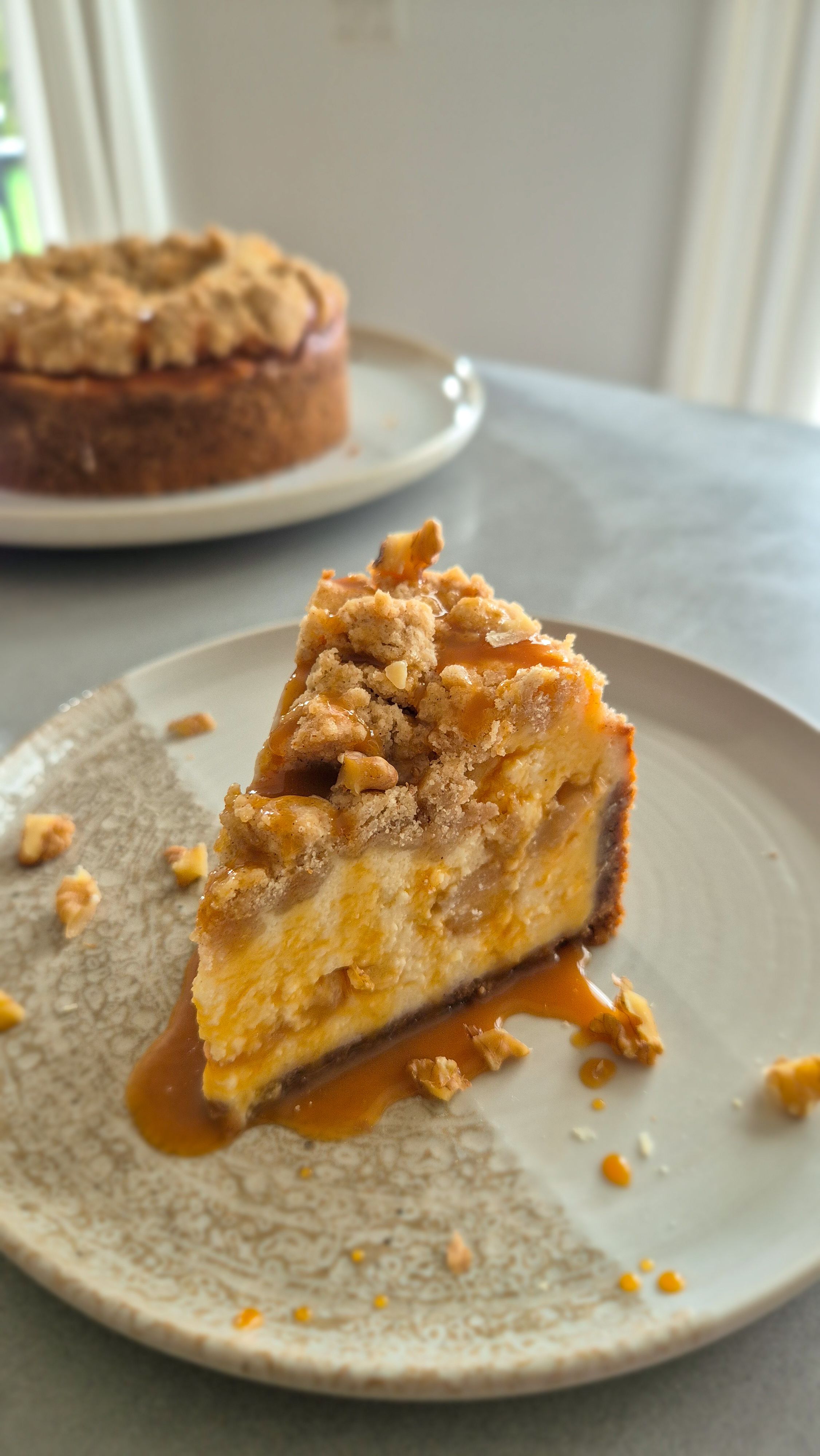 Apple Crumble Cheesecake mit Zimtäpfeln und Karamellsauce