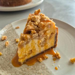 Apple Crumble Cheesecake mit Zimtäpfeln und Karamellsauce
