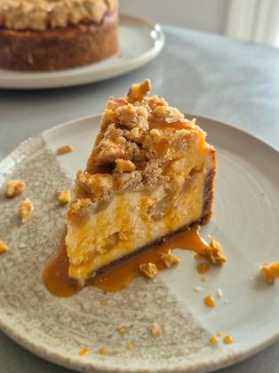 Apple Crumble Cheesecake mit Zimtäpfeln und Karamellsauce