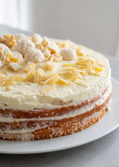 Cremige Raffaello-Torte auf einem Teller