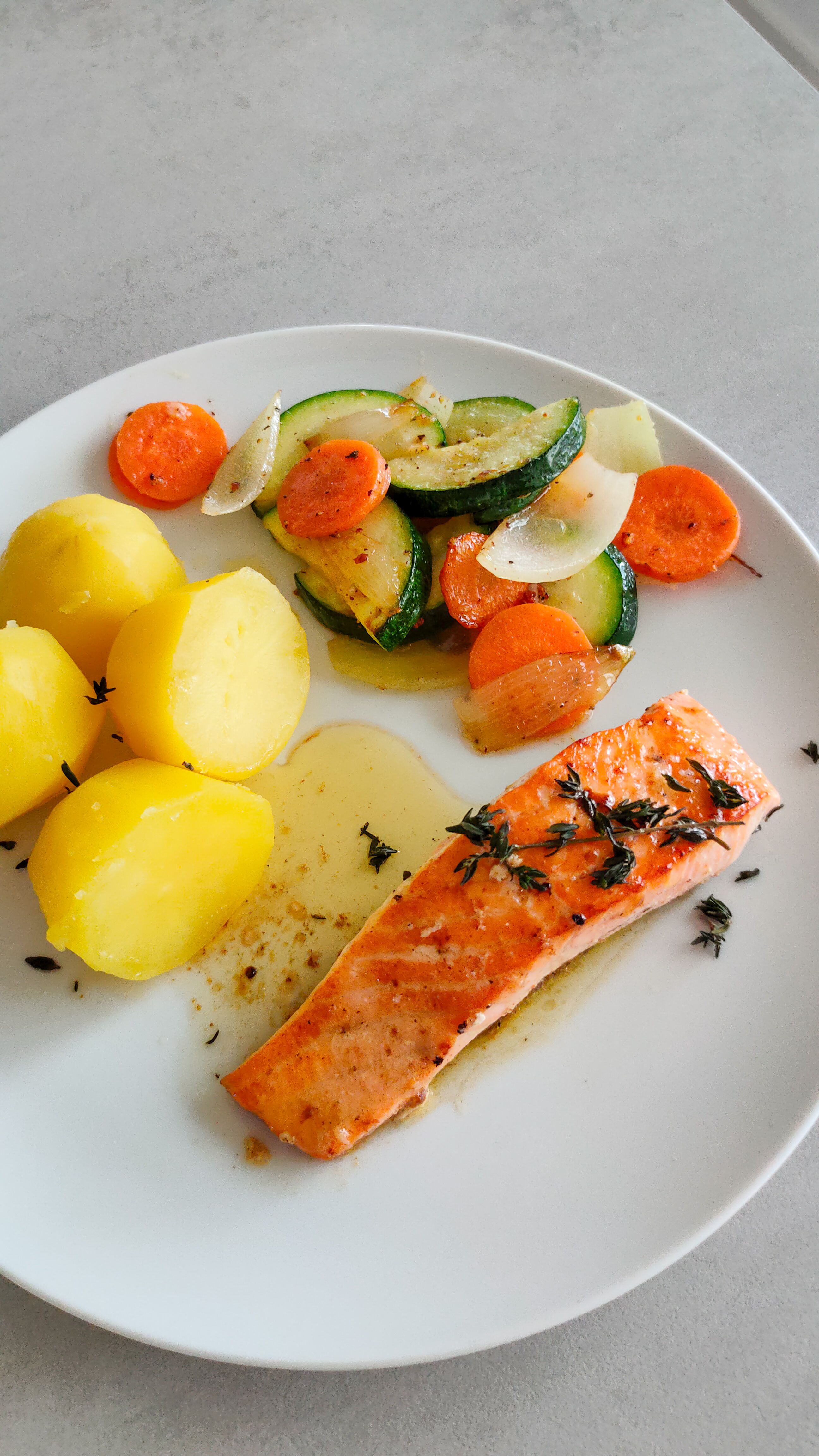 Lachsfilet aus der Pfanne