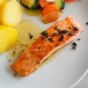 Lachsfilet aus der Pfanne