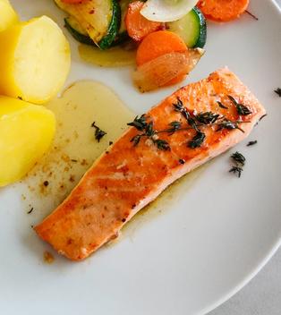 Lachsfilet aus der Pfanne