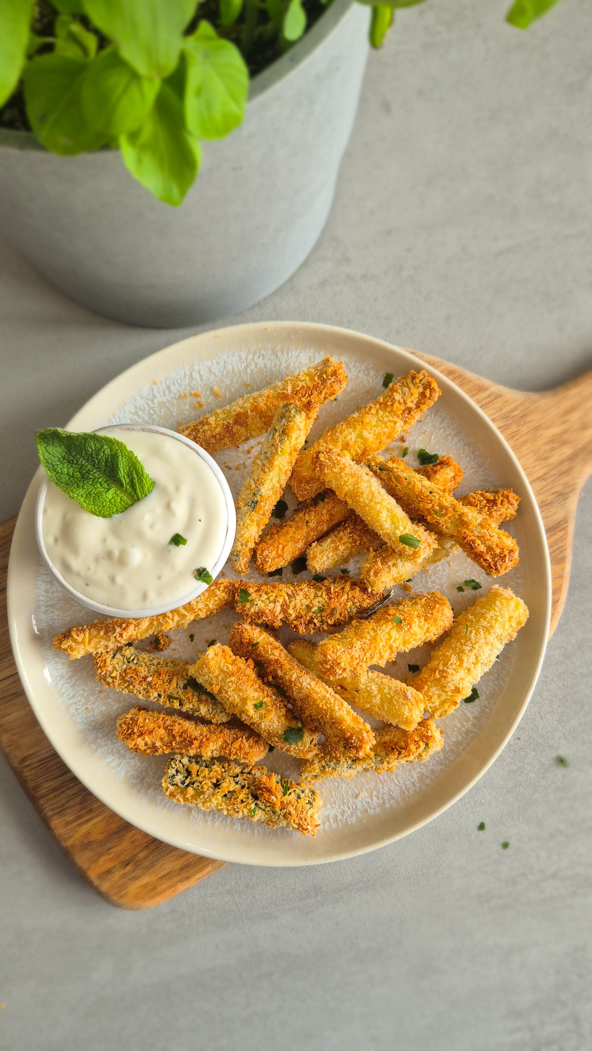 Knusprige Zucchini Pommes aus dem Airfryer mit einer Panko Panade und Zitronen Dip.