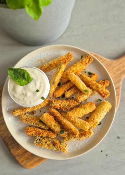 Knusprige Zucchini Pommes aus dem Airfryer mit einer Panko Panade und Zitronen Dip.