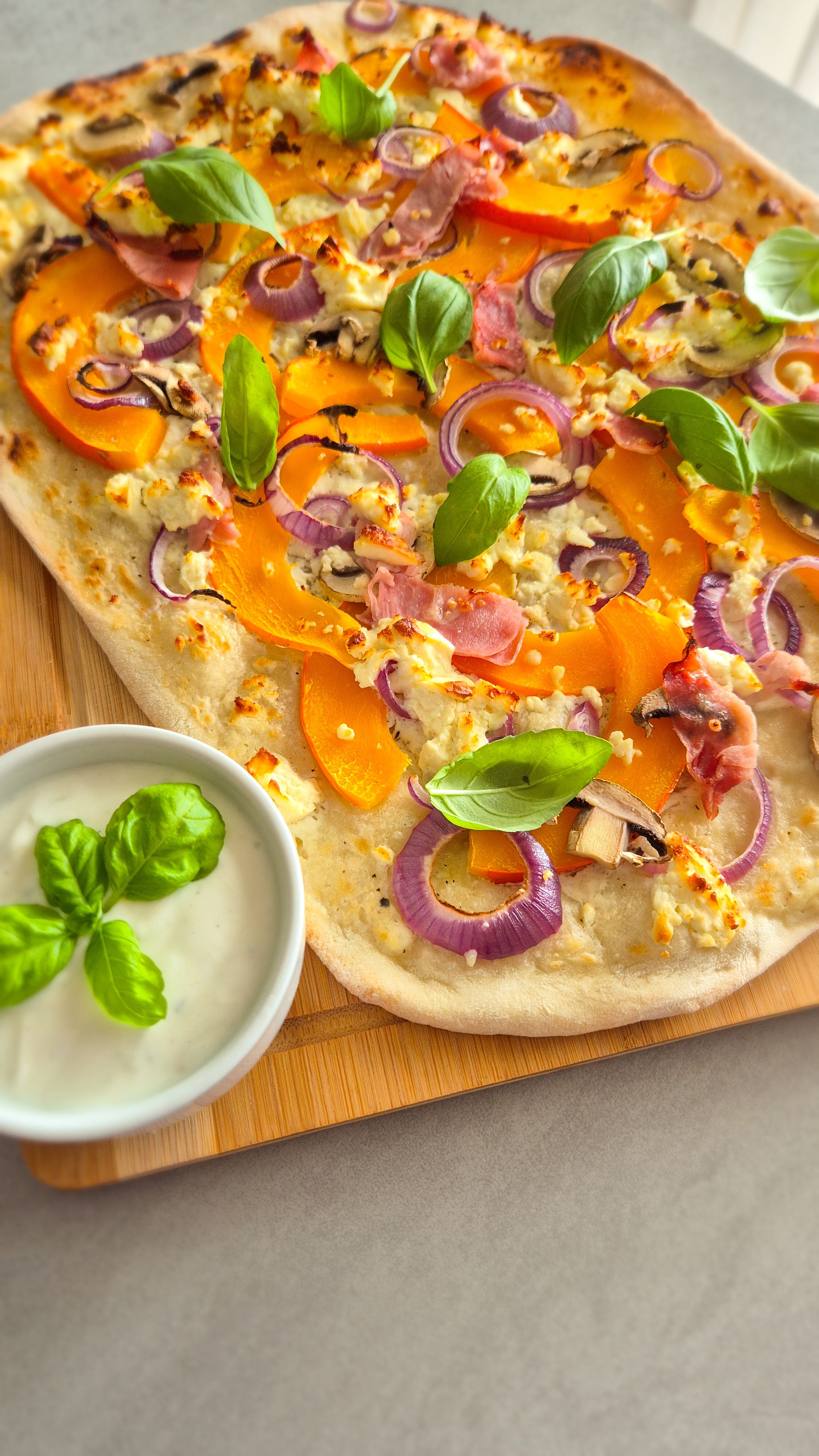 Flammkuchen mit Kürbis, Schinken und Feta frisch aus dem Ofen