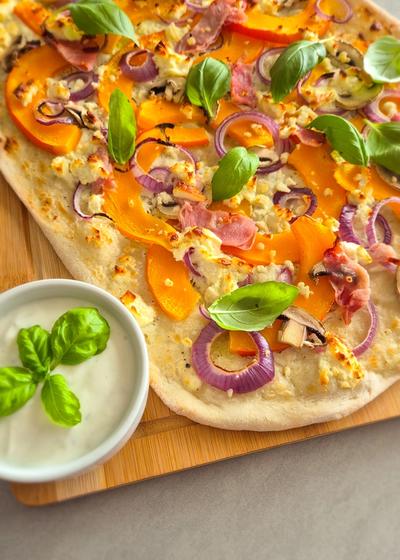 Flammkuchen mit Kürbis, Schinken und Feta frisch aus dem Ofen