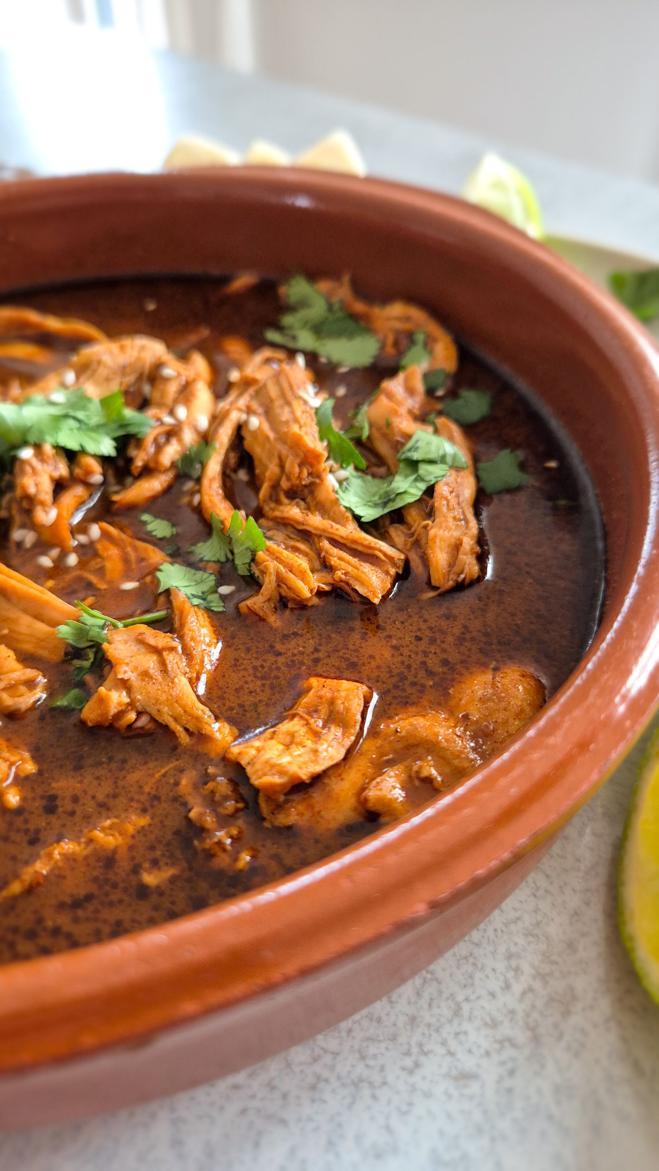 Mole Poblano wie aus Mexico in einer Cazuela mit zerrupfter Hähnchenbrust.