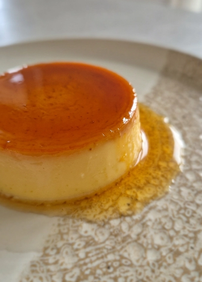 Pudim de Leite - brasilianisches Puddingtörtchen mit flüssiger Karamellsauce.