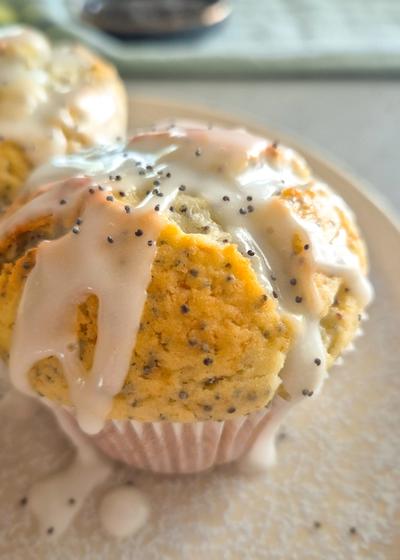 Saftige Zitronen-Mohn-Muffins mit Skyr und Zitronenglasur auf einem Teller.