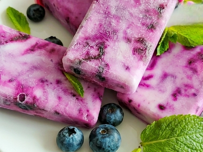 Gesundes Heidelbeer-Vanille-Eis am Stiel selber machen