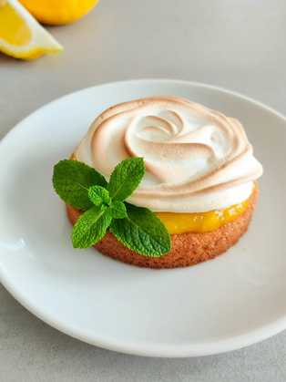 Mini-Zitronen-Törtchen mit Baiser-Haube