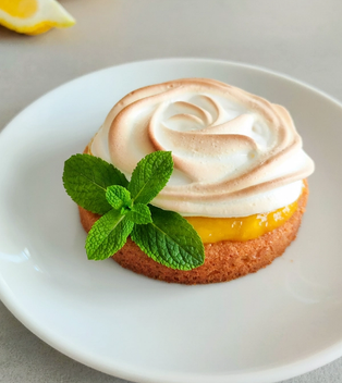 Mini-Zitronen-Törtchen mit Baiser-Haube