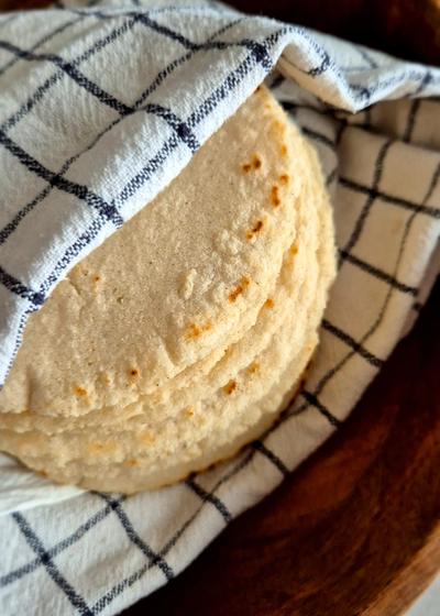 Maistortillas in einem Tuch gewickelt