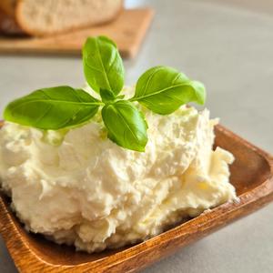 Cremiger Knoblauch-Feta-Aufstrich