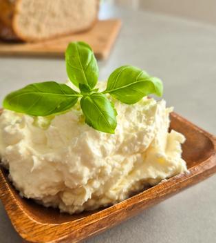 Cremiger Knoblauch-Feta-Aufstrich