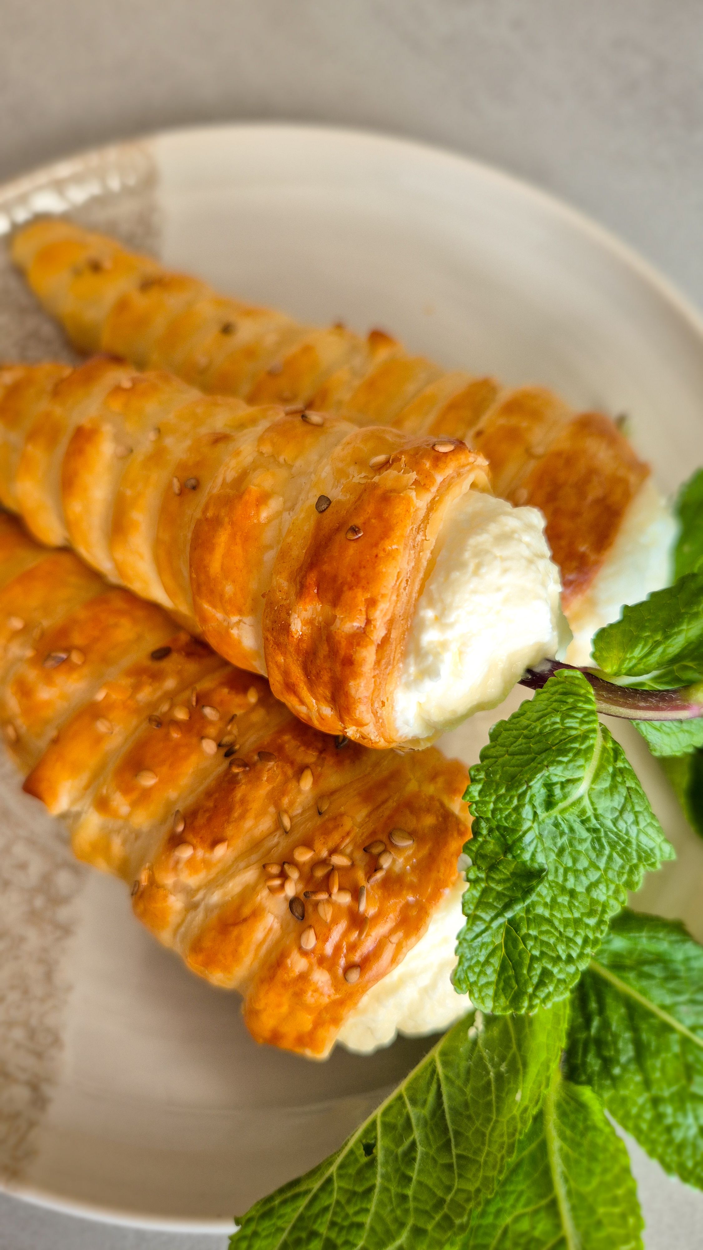 Knusprige Blätterteig-Karotten mit zwei Füllungen (süß und herzhaft) auf einem rustikalen Teller.