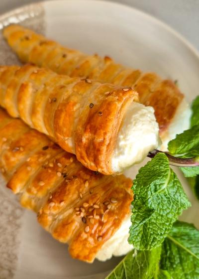 Knusprige Blätterteig-Karotten mit zwei Füllungen (süß und herzhaft) auf einem rustikalen Teller.