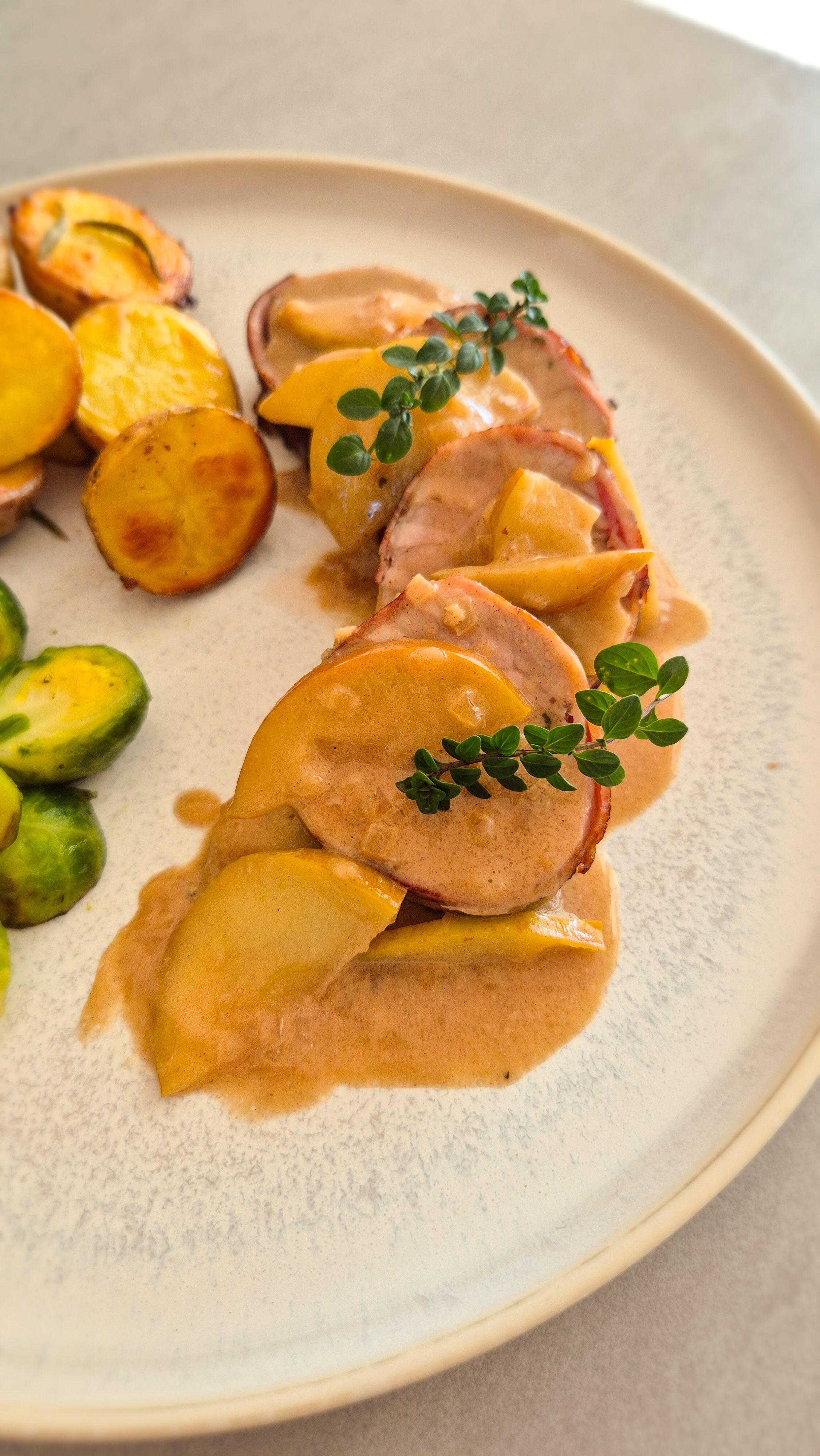 Schweinefilet mit karamellisierten Äpfeln und Zimt-Honig-Sauce - Thumbnail 4