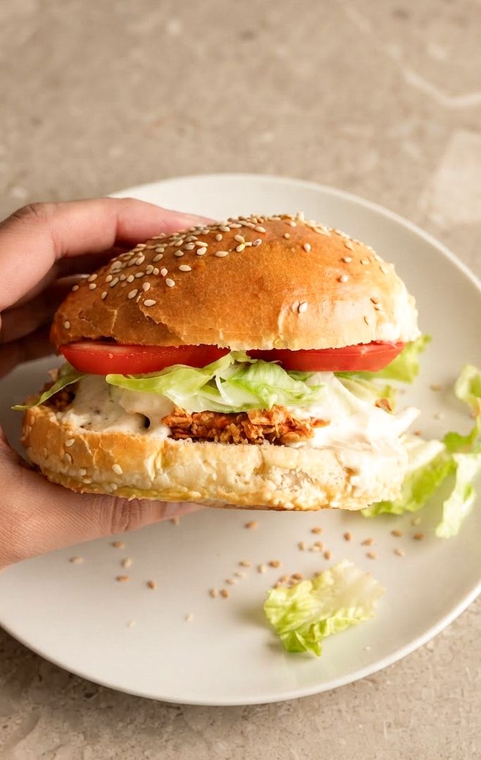 Hausgemachter Caesar Salad Crispy Chicken Burger.